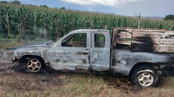 Devora fuego camioneta en la zona rural de Mazatlán, Sinaloa; Bomberos evitan tragedia