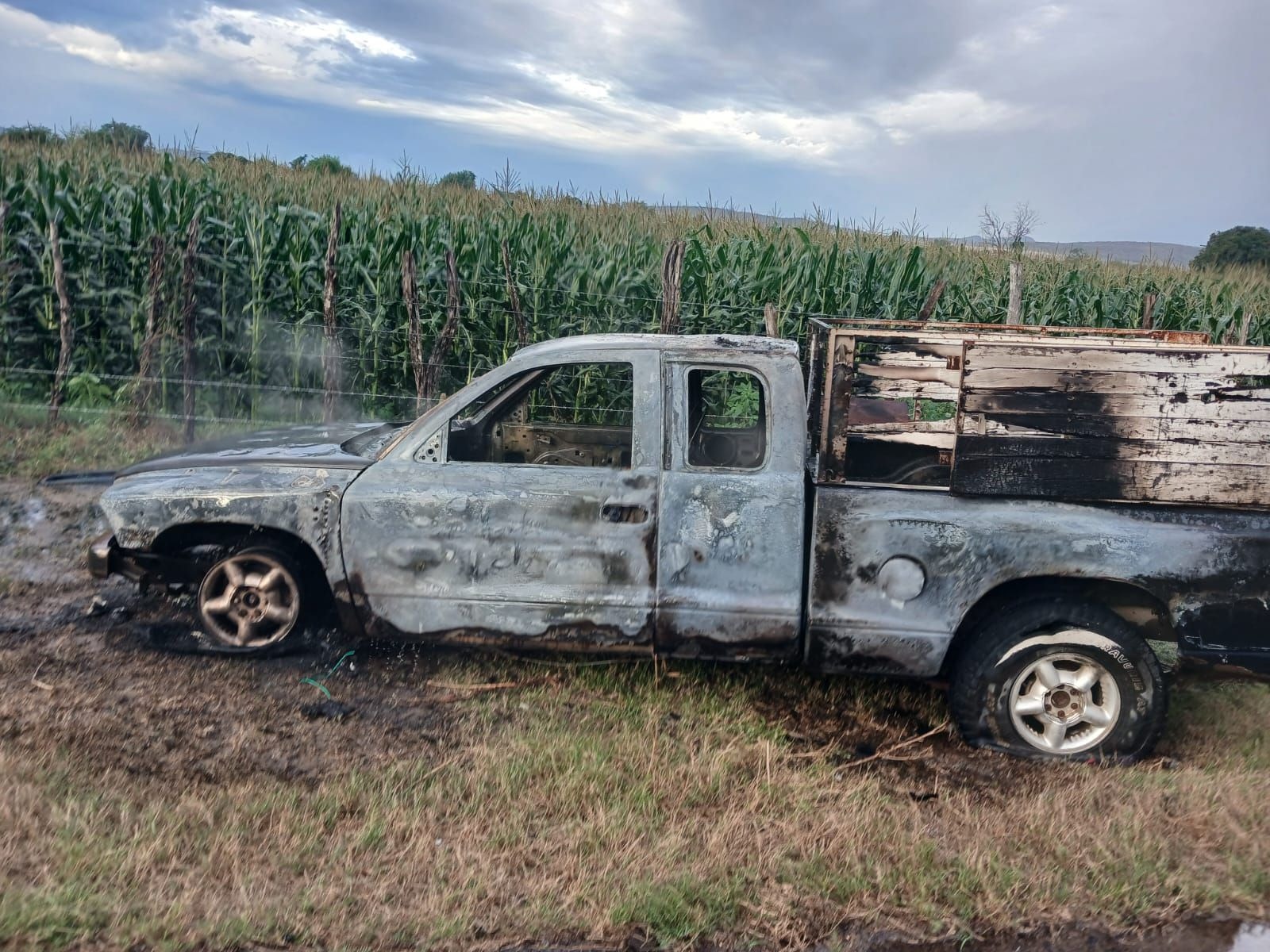 Camioneta se incendia cerca de Siqueros, en Mazatlán