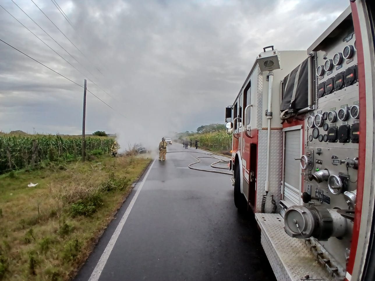 Camioneta se incendia cerca de Siqueros, en Mazatlán