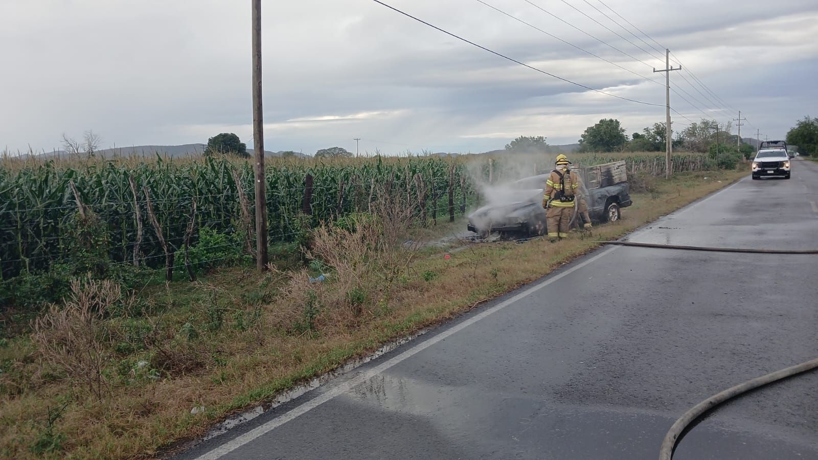 Camioneta se incendia cerca de Siqueros, en Mazatlán