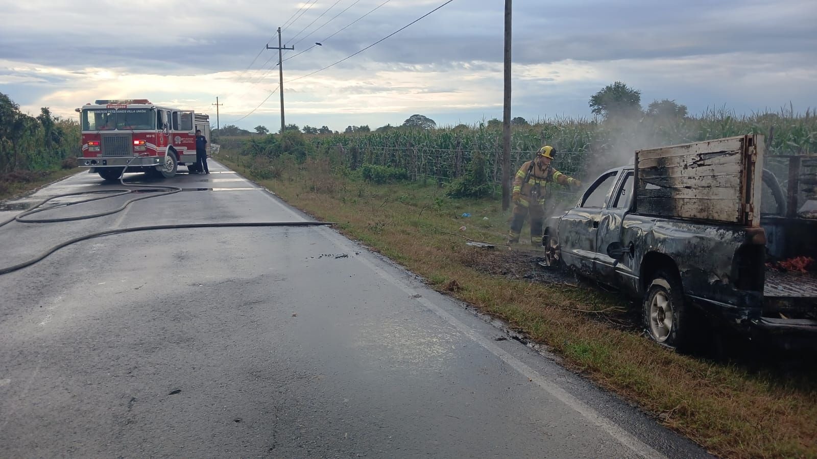 Camioneta se incendia cerca de Siqueros, en Mazatlán