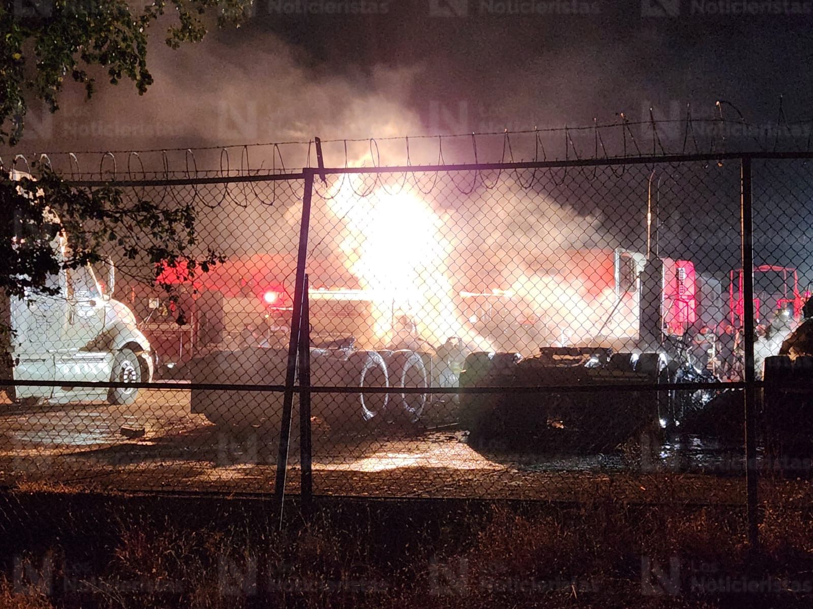 Arden tres tráileres en yarda de La Costerita, en Culiacán