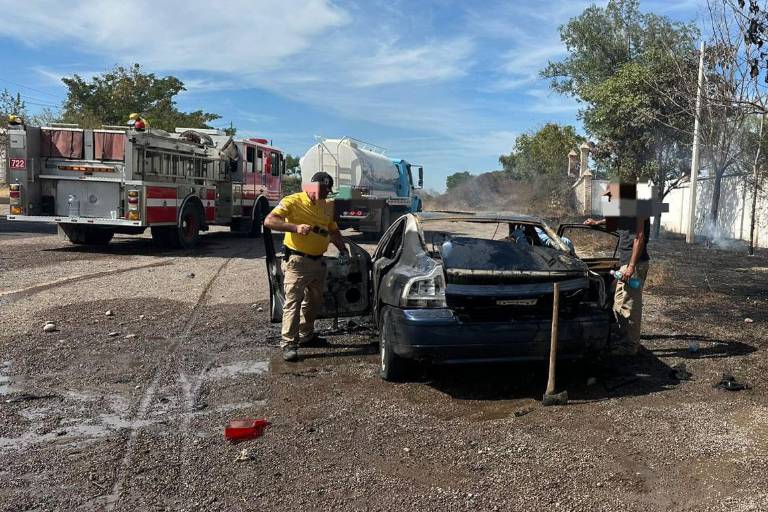 Vehículo incendiado en El Rosario, Sin.