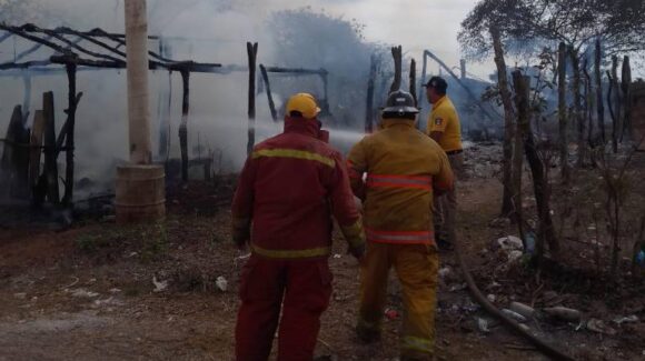 Dos incendios dejan pérdidas totales en vivienda y vehículo en El Rosario, Sinaloa