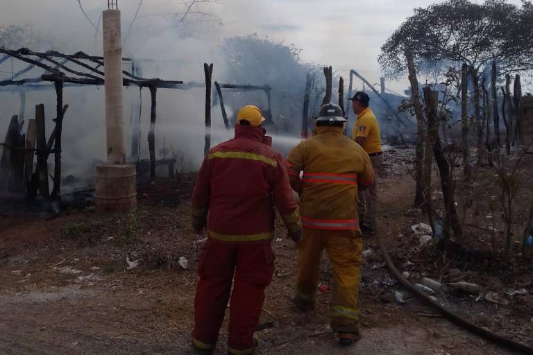 Incendio de vivienda en El Rosario, Sin.