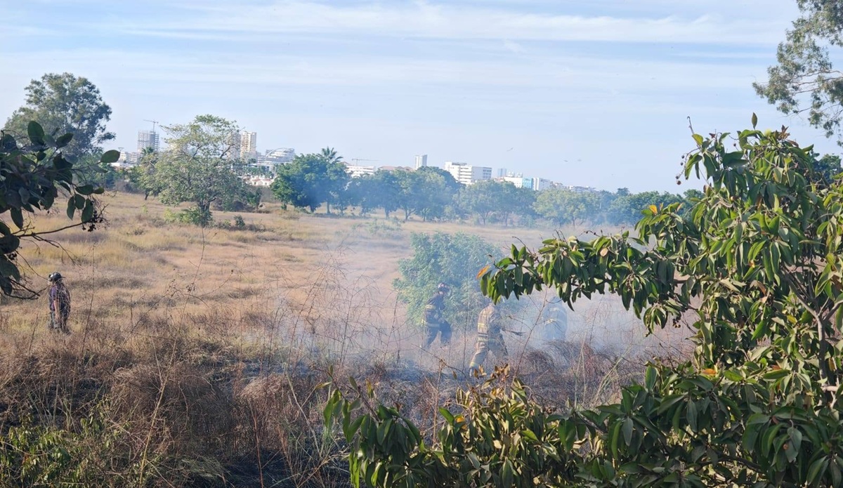 Incendio en baldió en la colonia Libertad de Expresión, en Mazatlán