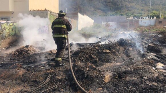 ‘Vieron la humadera y se asustaron’, incendio en lote baldío alarma a vecinos de Urbi Villas del Real en Mazatlán, Sinaloa
