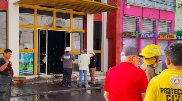 Consume incendio mueblería en pleno Día de Reyes en el centro de Escuinapa, Sinaloa