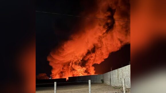 Incendio consume pensión de vehículos en Villa Unión, Mazatlán, Sinaloa, y moviliza a bomberos y fuerzas federales