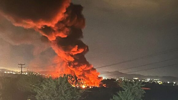 Descartan autoridades artefactos explosivos tras incendio en pensión vehicular en Villa Unión, Mazatlán, Sinaloa
