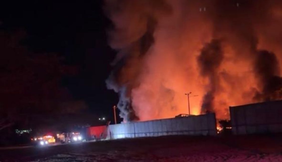 Incendio en pensión vehicular de Mazatlán, Sinaloa