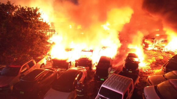 Cinco horas contra el fuego: incendio en pensión de Villa Unión, Mazatlán, Sinaloa, deja un herido grave y medio centenar de vehículos calcinados