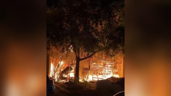 Voraz incendio arrasa con una vivienda en la colonia La Cuchilla, en Los Mochis, Sinaloa