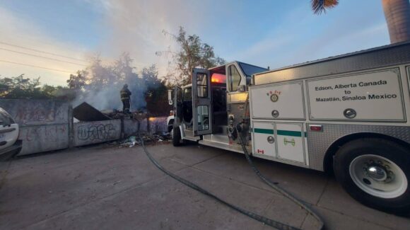 Preocupa a vecinos de Santa Fe en Mazatlán, Sinaloa, incendios de lotes baldíos, este jueves 15 de enero Bomberos Veteranos sofocó uno más