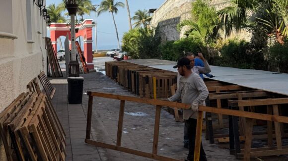 Arranca instalación de sanitarios para el Carnaval Mazatlán, Sinaloa 2026 en el malecón