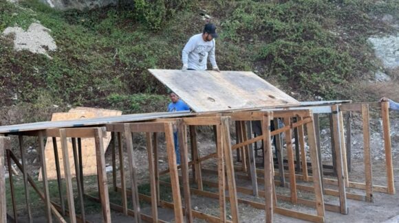 ¡Se acerca el Carnaval 2026! Cultura inicia instalación de sanitarios en la zona carnavalera de El Clavadista de Mazatlán, Sinaloa