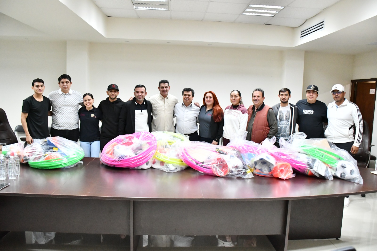 ISDE entrega material deportivo en Mocorito