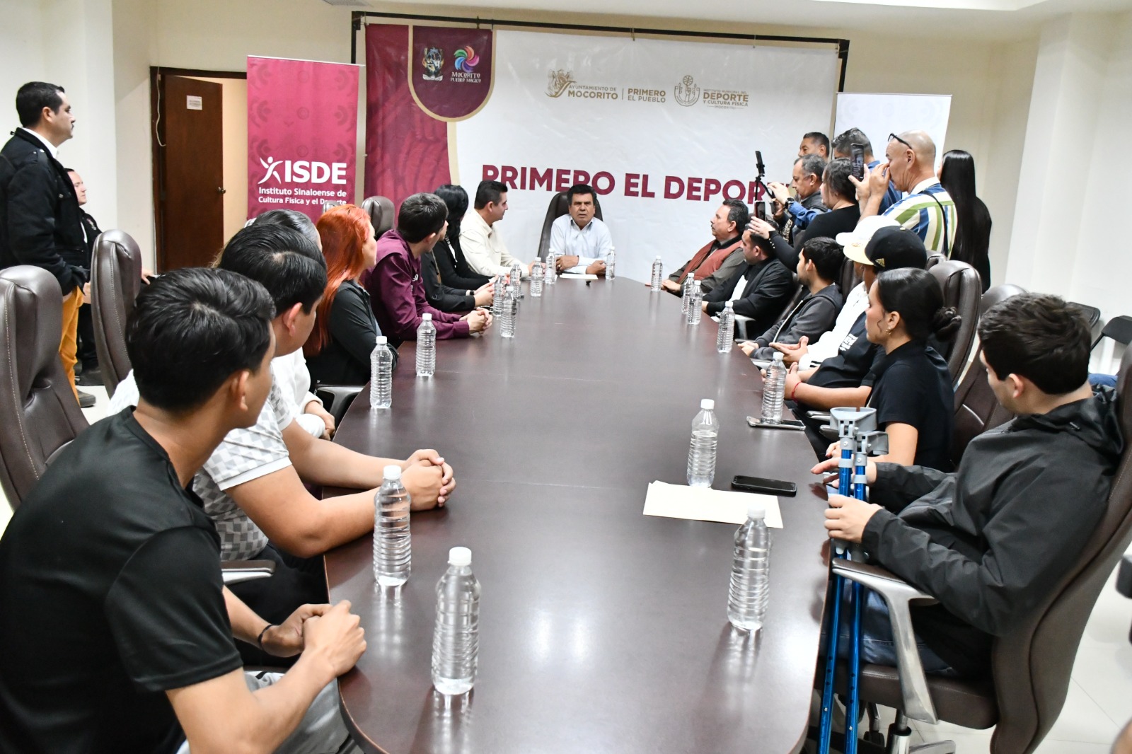 ISDE entrega material deportivo en Mocorito