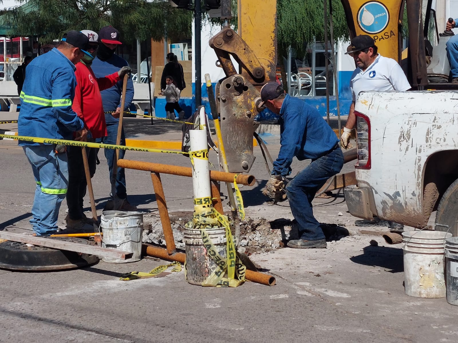 JAPASA sustituye tapas de pozos en guamúchil