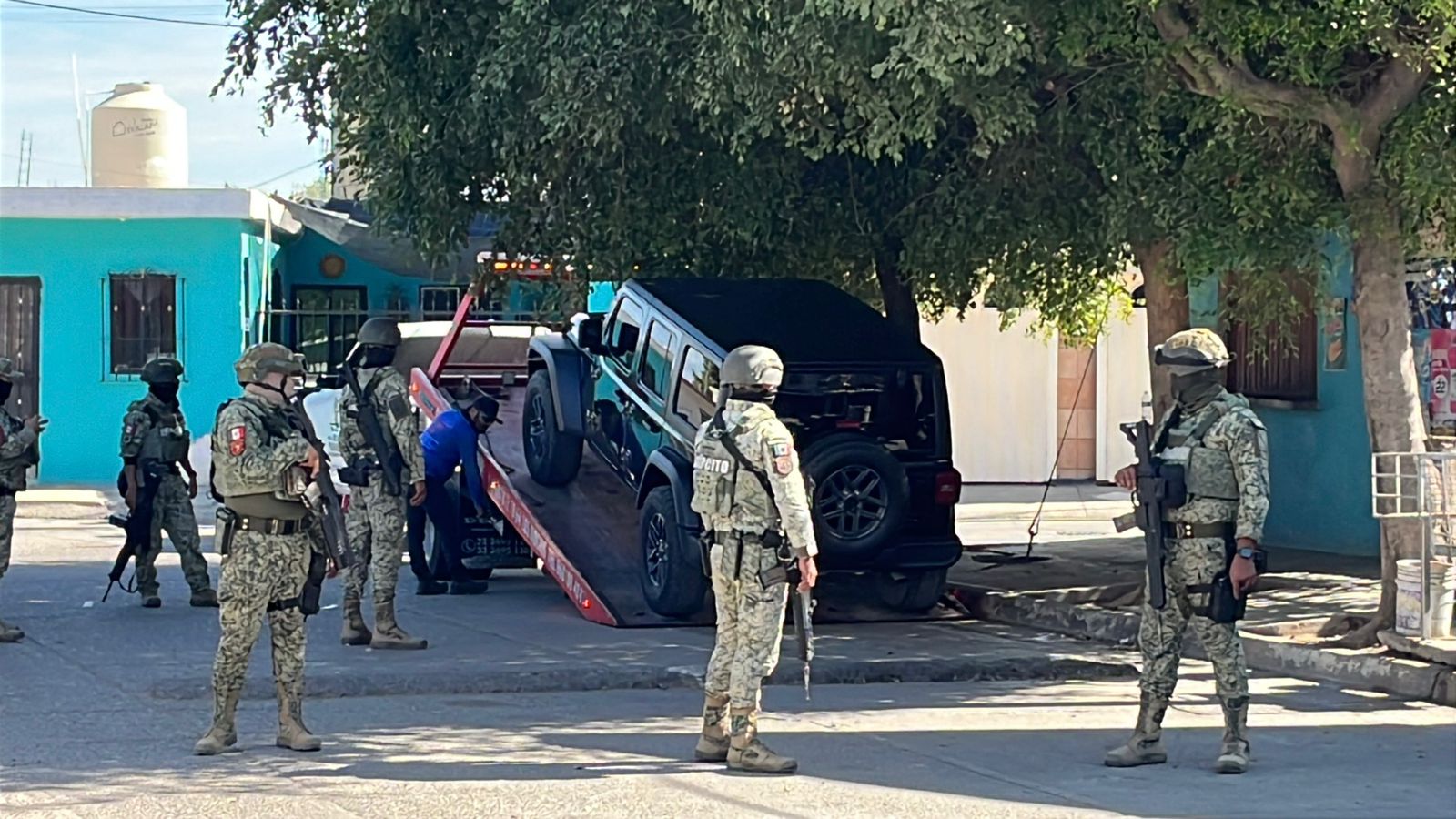 Aseguran un Jeep negro en operativos del Ejército Mexicano, en Guasave