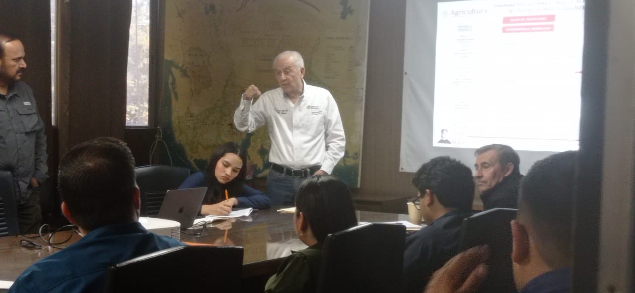 Jesús Vega Acuña en reunión con representantes de empresas acopiadoras y productores de trigo