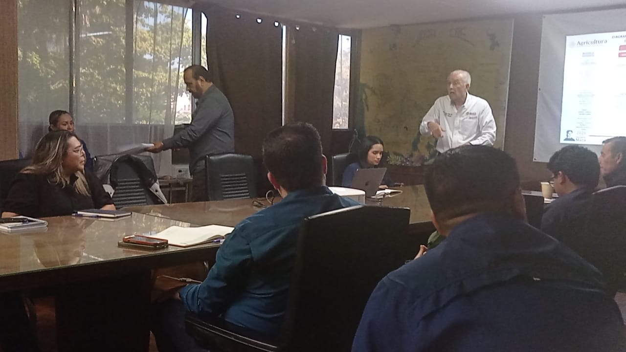 Jesús Vega Acuña en reunión con representantes de empresas acopiadoras y productores de trigo