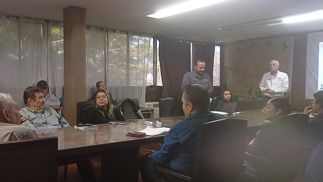 Jesús Vega Acuña en reunión con representantes de empresas acopiadoras y productores de trigo