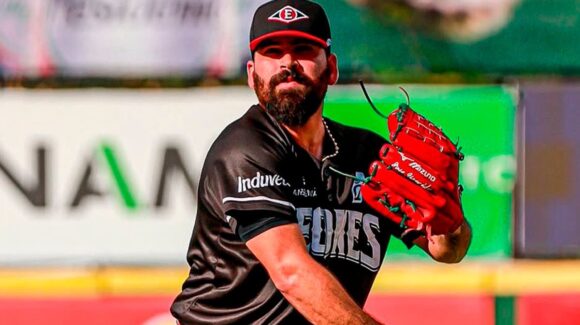 José Urquidy deja a los Leones del Escogido y desmiente supuesta firma con Padres