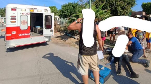 Choque entre automóvil y motocicleta deja a joven lesionado en Santa Fe de Mazatlán, Sinaloa