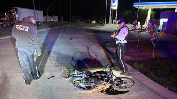 Adolescente resulta lesionado tras accidente de motocicleta en el bulevar La Mariposa, en Guasave, Sinaloa