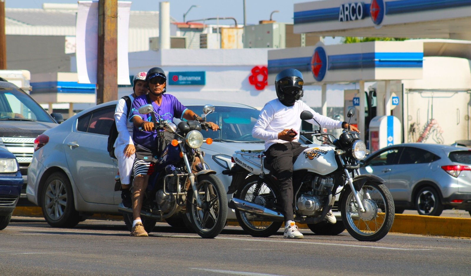 Jóvenes en motocicleta