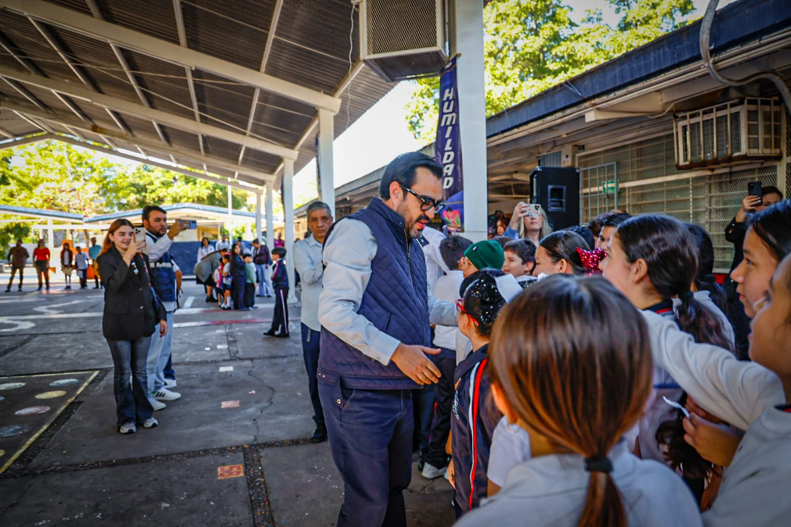 Juan de Dios Gámez Mendívil visitó la Escuela Primaria Federal 22 de Diciembre