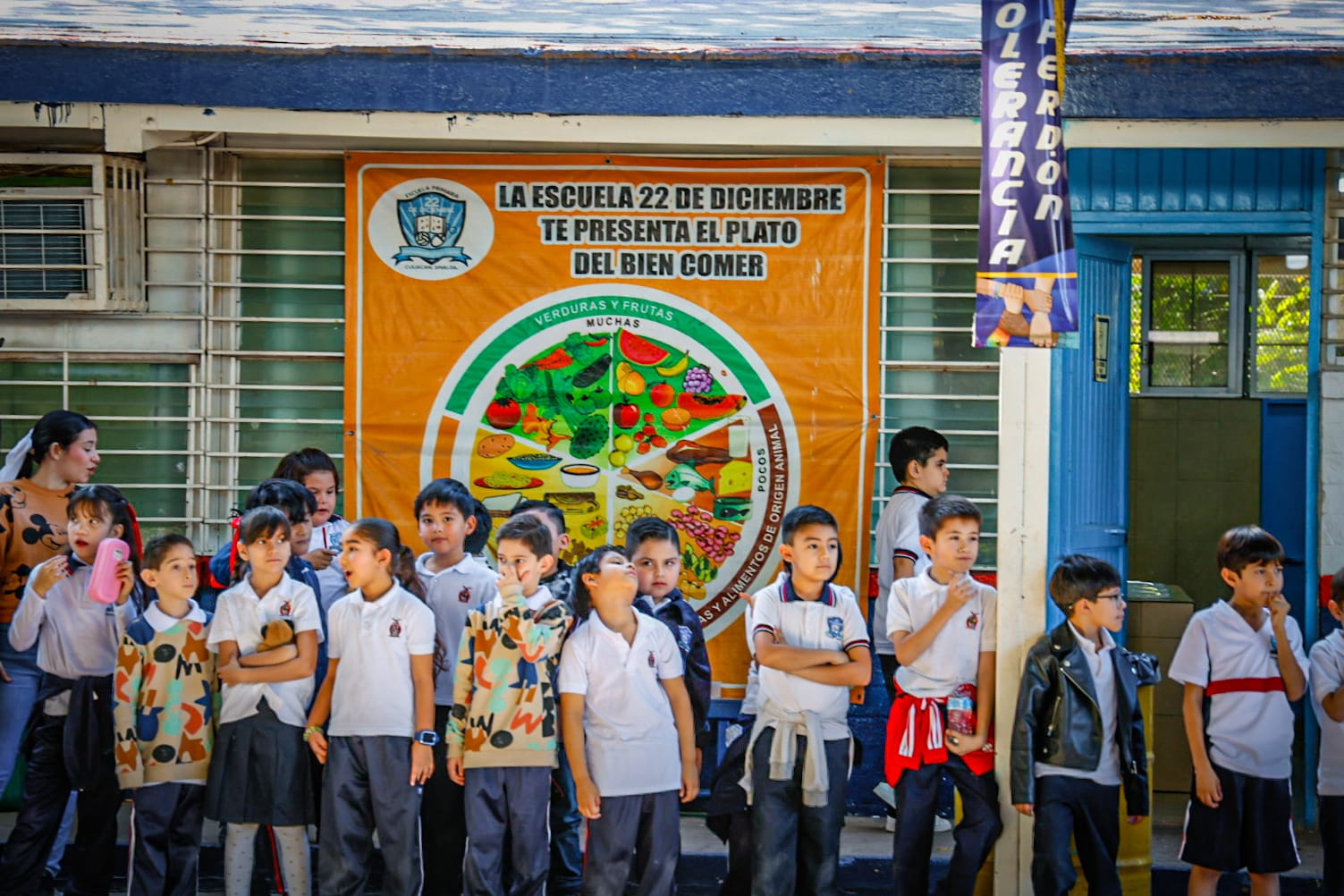 Juan de Dios Gámez Mendívil visitó la Escuela Primaria Federal 22 de Diciembre