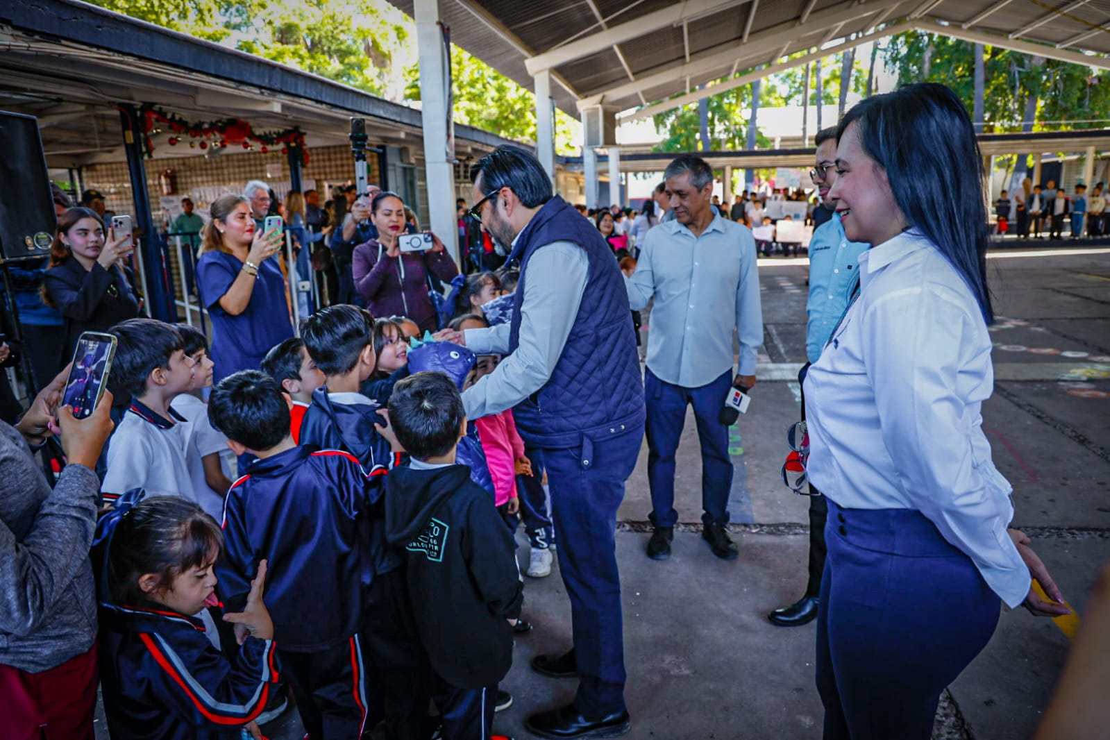 Juan de Dios Gámez Mendívil visitó la Escuela Primaria Federal 22 de Diciembre