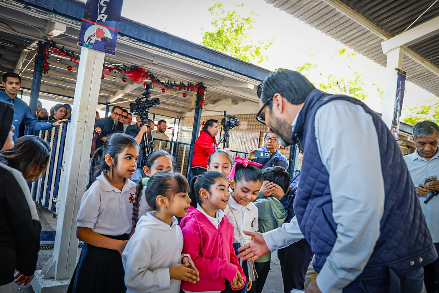 Juan de Dios Gámez Mendívil visitó la Escuela Primaria Federal 22 de Diciembre