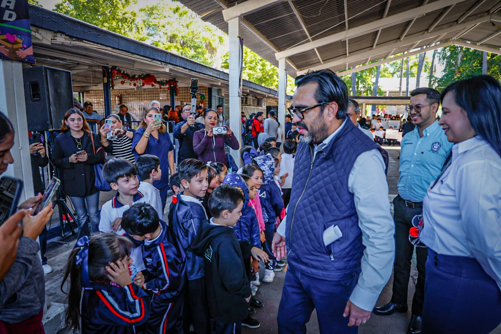 Juan de Dios Gámez Mendívil visitó la Escuela Primaria Federal 22 de Diciembre