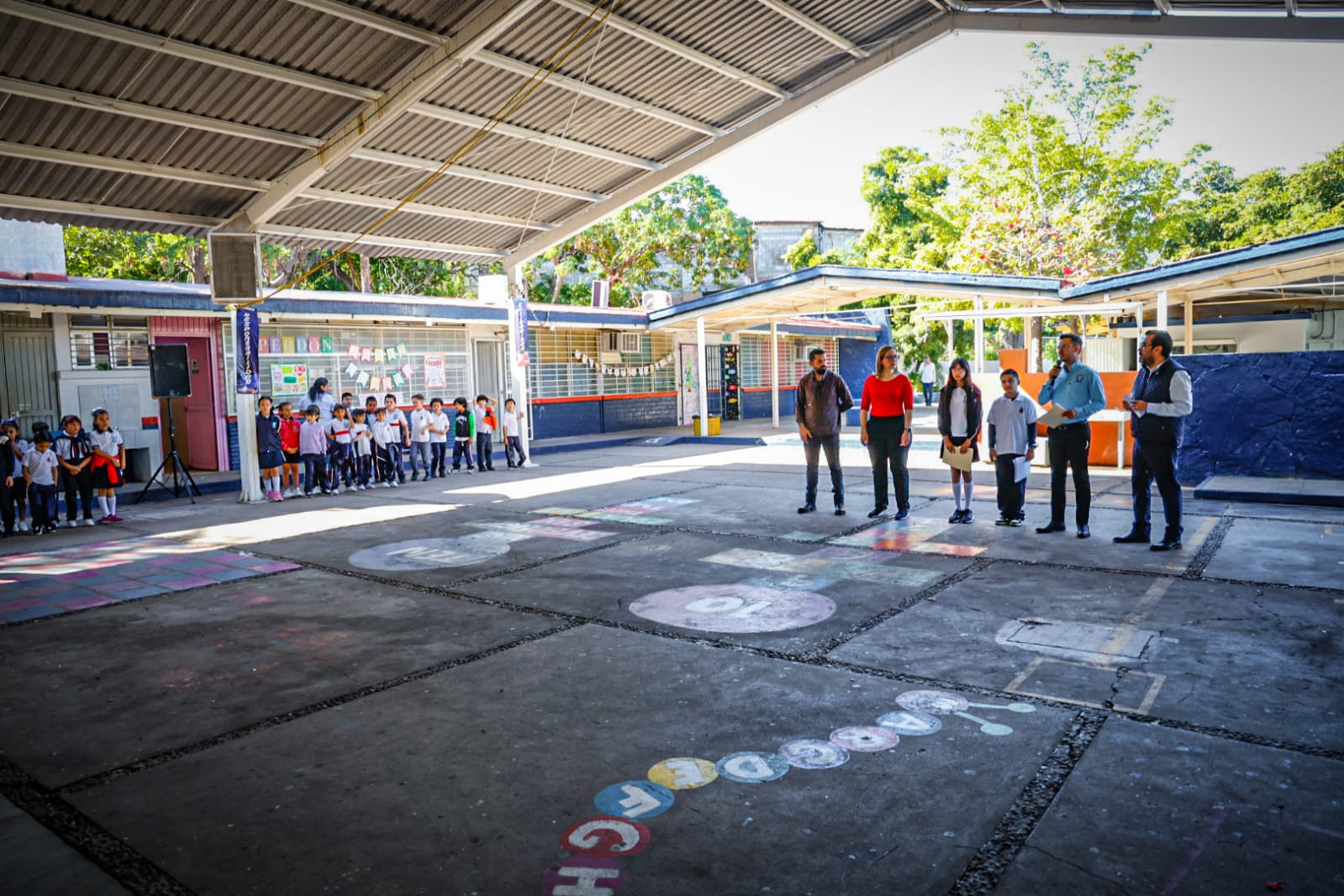 Juan de Dios Gámez Mendívil visitó la Escuela Primaria Federal 22 de Diciembre