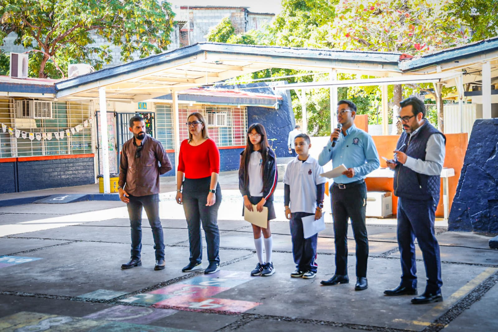 Juan de Dios Gámez Mendívil visitó la Escuela Primaria Federal 22 de Diciembre