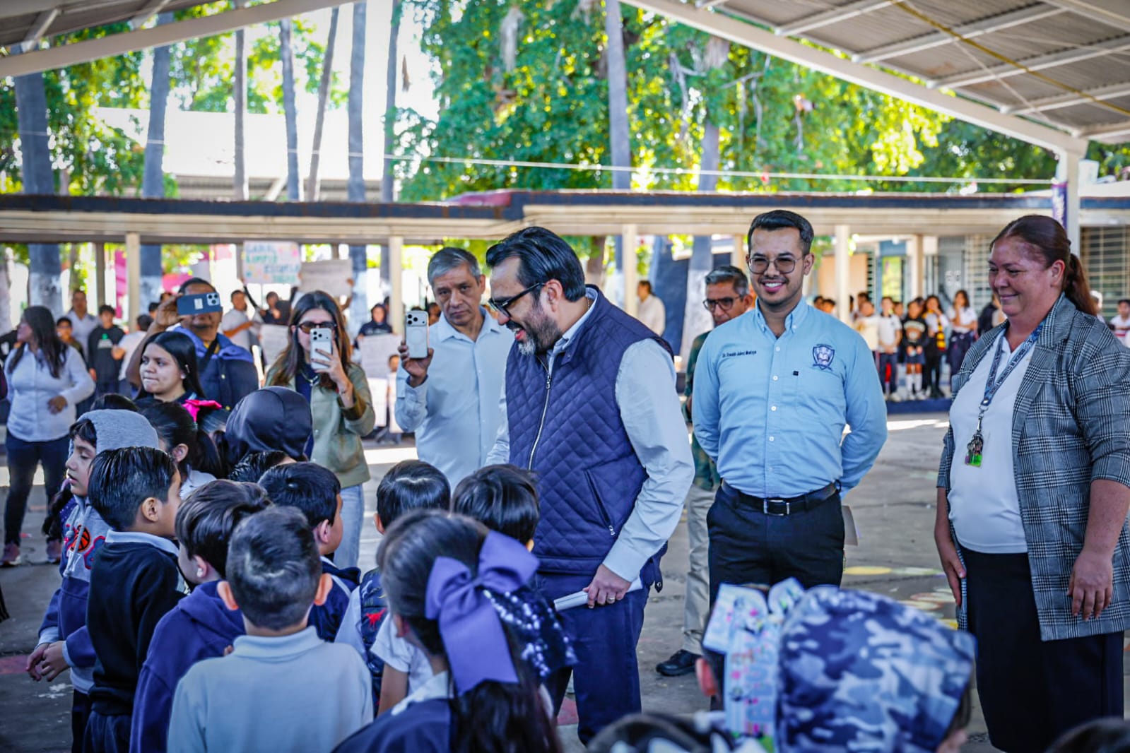 Juan de Dios Gámez Mendívil visitó la Escuela Primaria Federal 22 de Diciembre