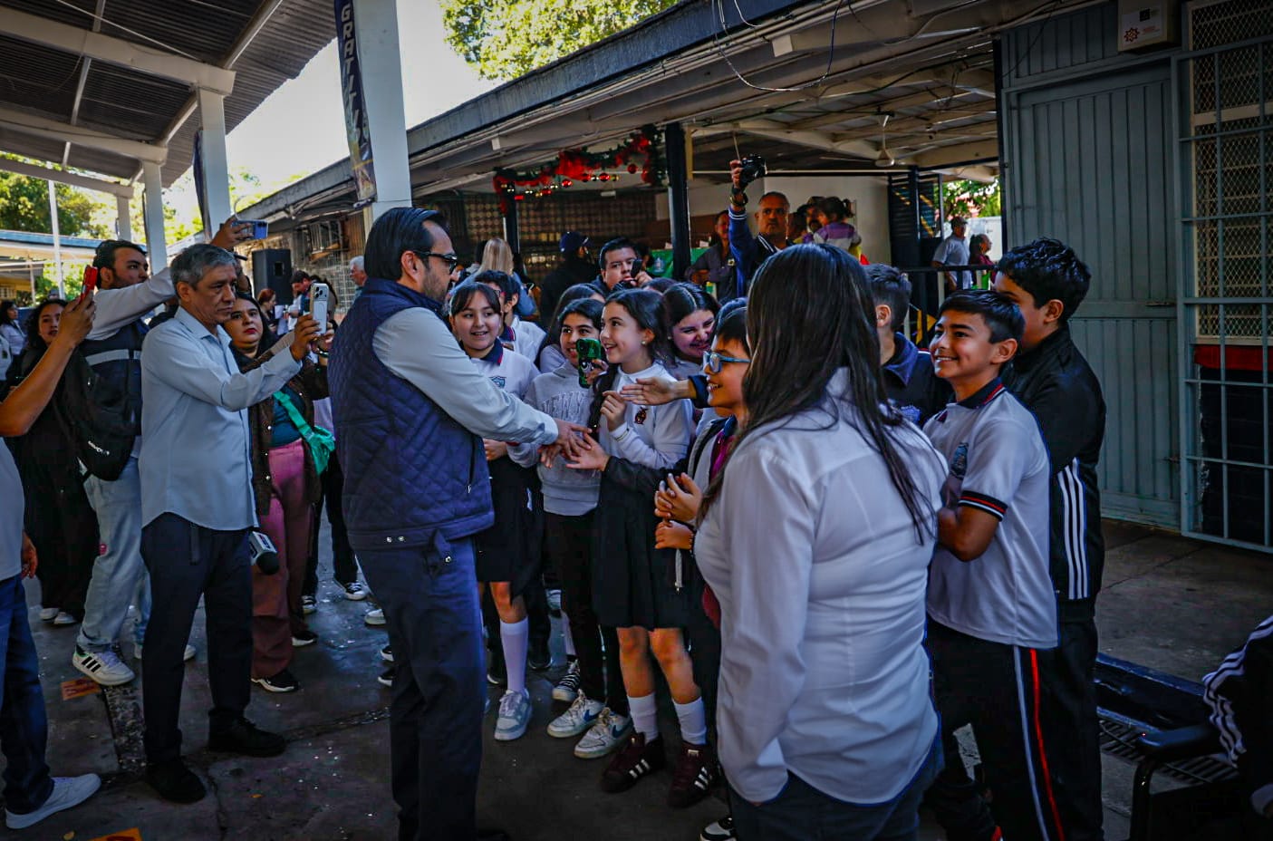 Juan de Dios Gámez Mendívil visitó la Escuela Primaria Federal 22 de Diciembre