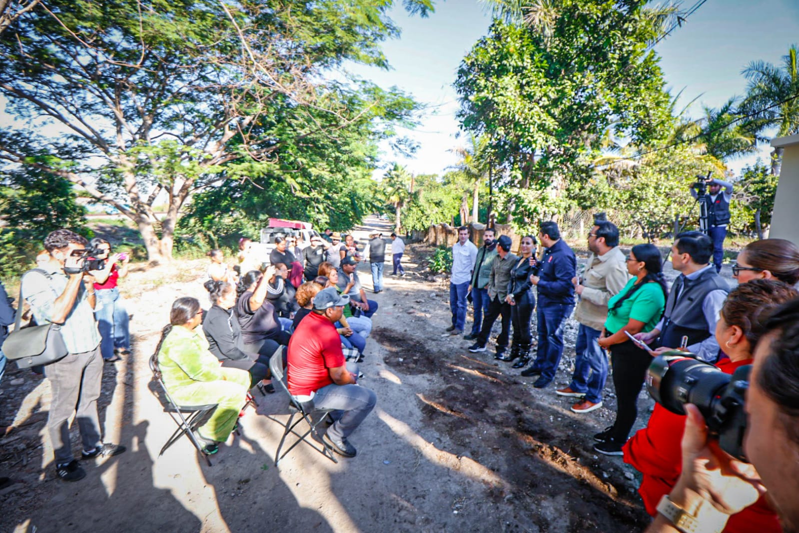 Juan de Dios Gámez inaugura obras y realiza gira por Quilá