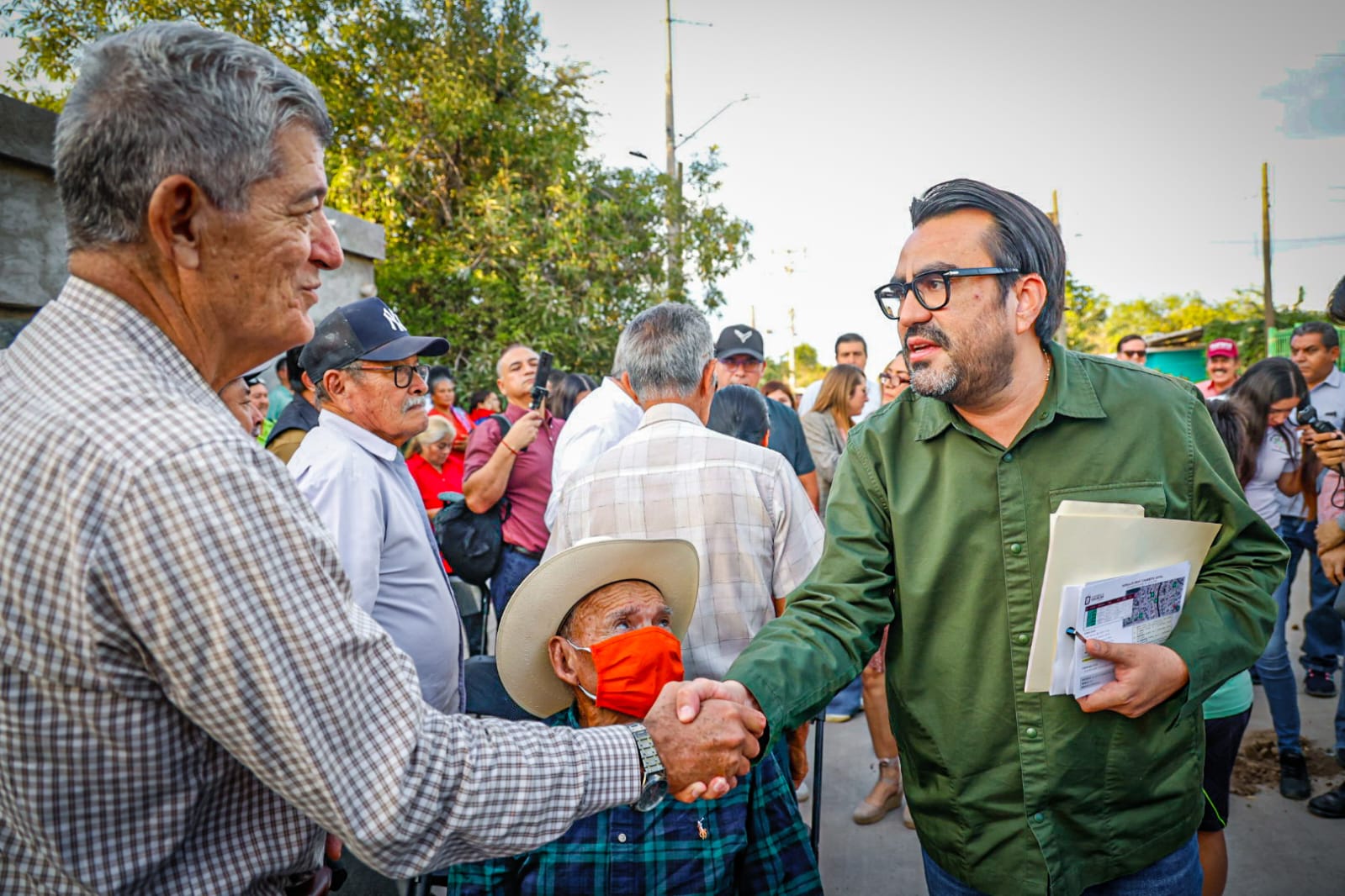Rubén Rocha Moya y Juan de Dios Gámez Mendívil entregan pavimentaciones y espacio deportivo en El Diez, Culiacán