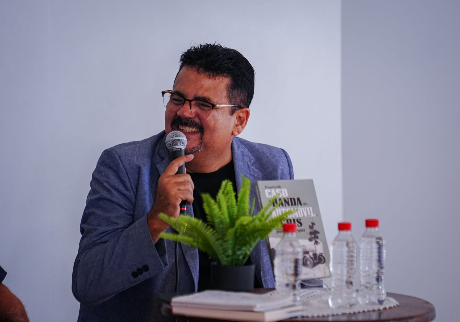 Juan José Rodríguez presenta la novela "El inextricable caso de la banda del automóvil gris", en Mazatlán
