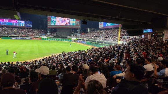 Más de 20 mil aficionados disfrutan de la final entre Charros y Tomateros en Culiacán, Sinaloa