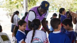 jugadores de venados basketball conviven con estudiantes de la escuela leyes de reforma mazatlan