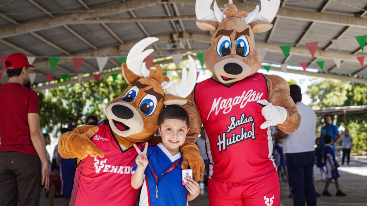 jugadores de venados basketball conviven con estudiantes de la escuela leyes de reforma