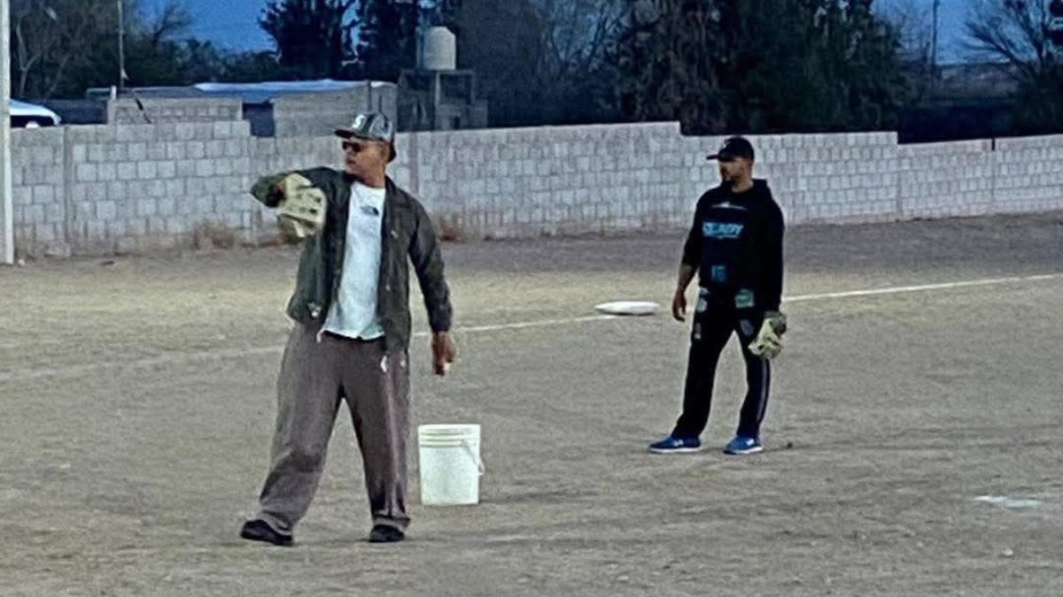 julio urias en entrenamiento con beisbolistas en chihuahua chihua