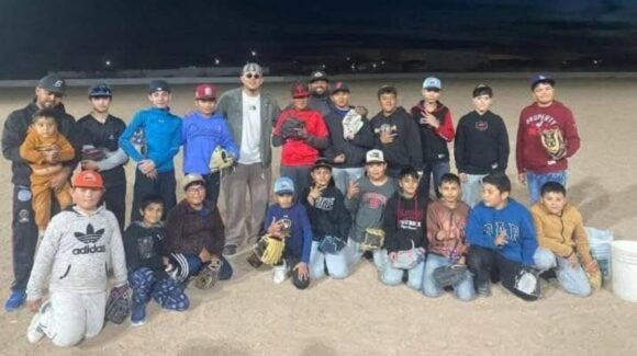 Reaparece el sinaloense Julio Urías en entrenamiento con beisbolistas en Chihuahua