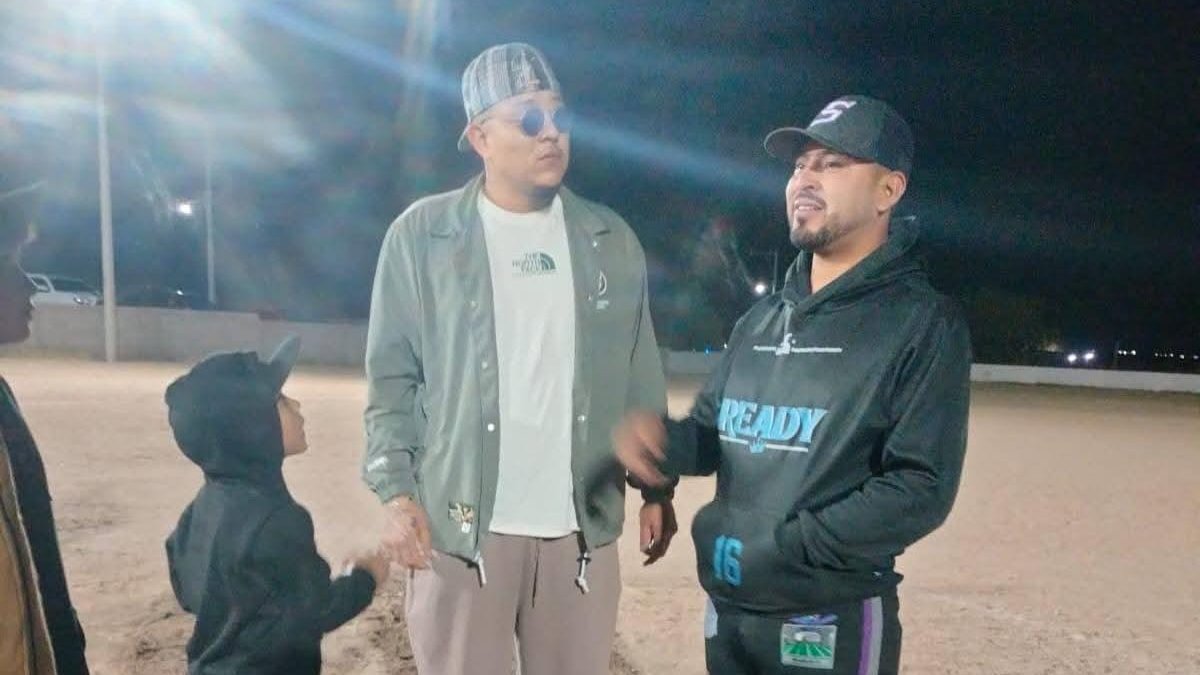 julio urias en entrenamiento con beisbolistas en chihuahua