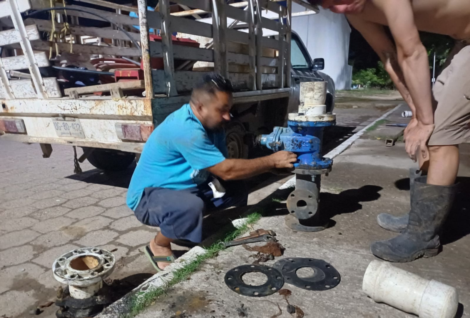 Jumapam repara fuga de agua en Lomas de Mazatlán